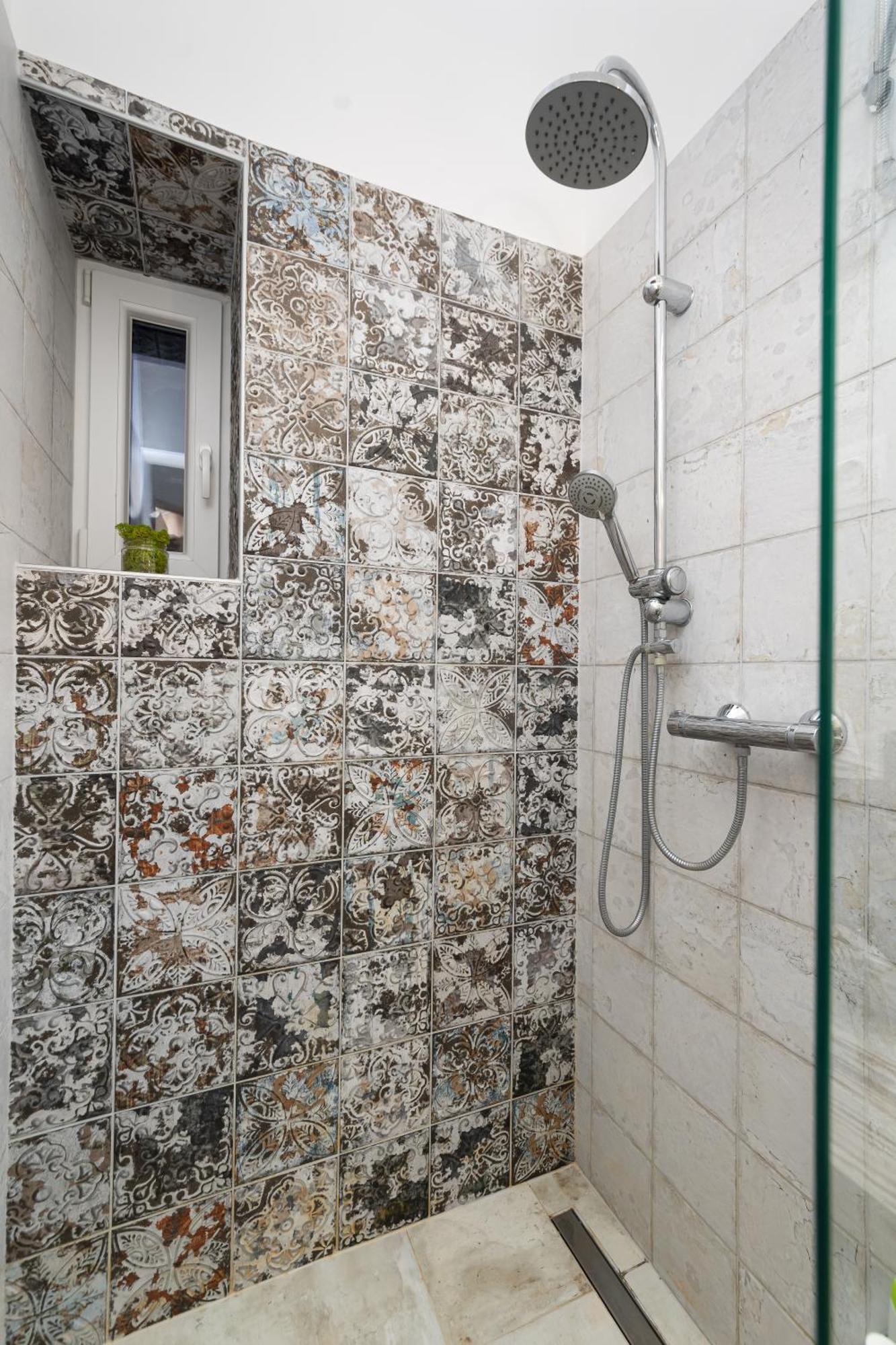 Vintage Loft - Free Private Parking - Metro - Tram - Ac Apartment *